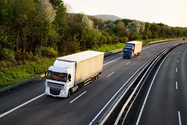 zugmaschinen auf autobahn